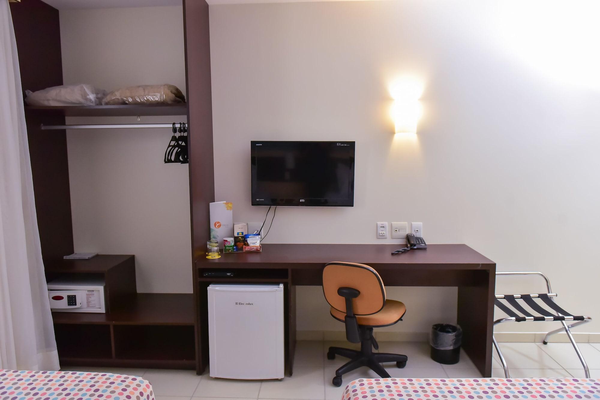 Comfort Hotel Гояния Екстериор снимка