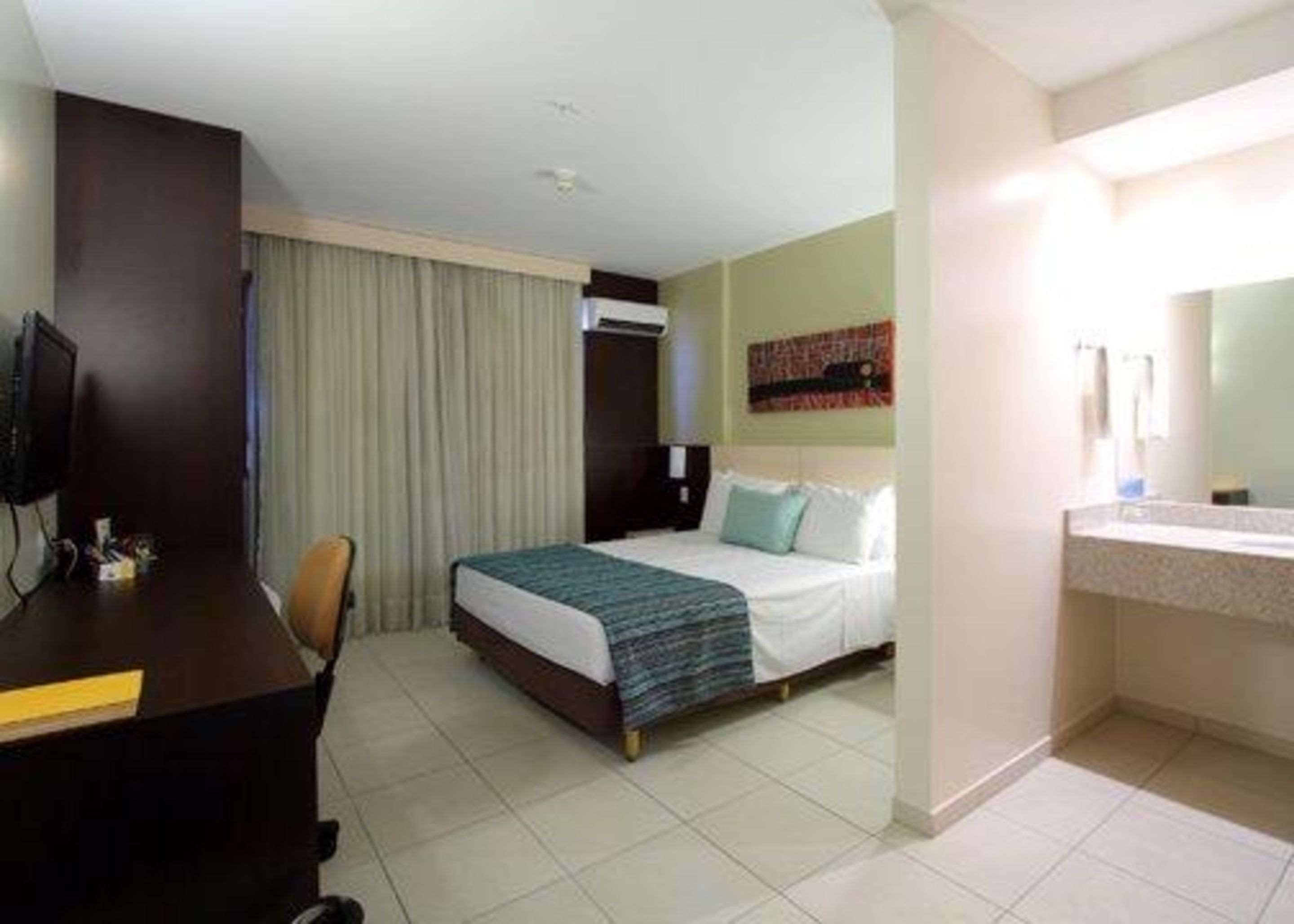 Comfort Hotel Гояния Екстериор снимка